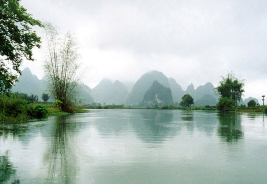 桂林山水有许多重点风景名胜区,请你选出一个景点并写出与之有关的诗文、传说或故事名称。