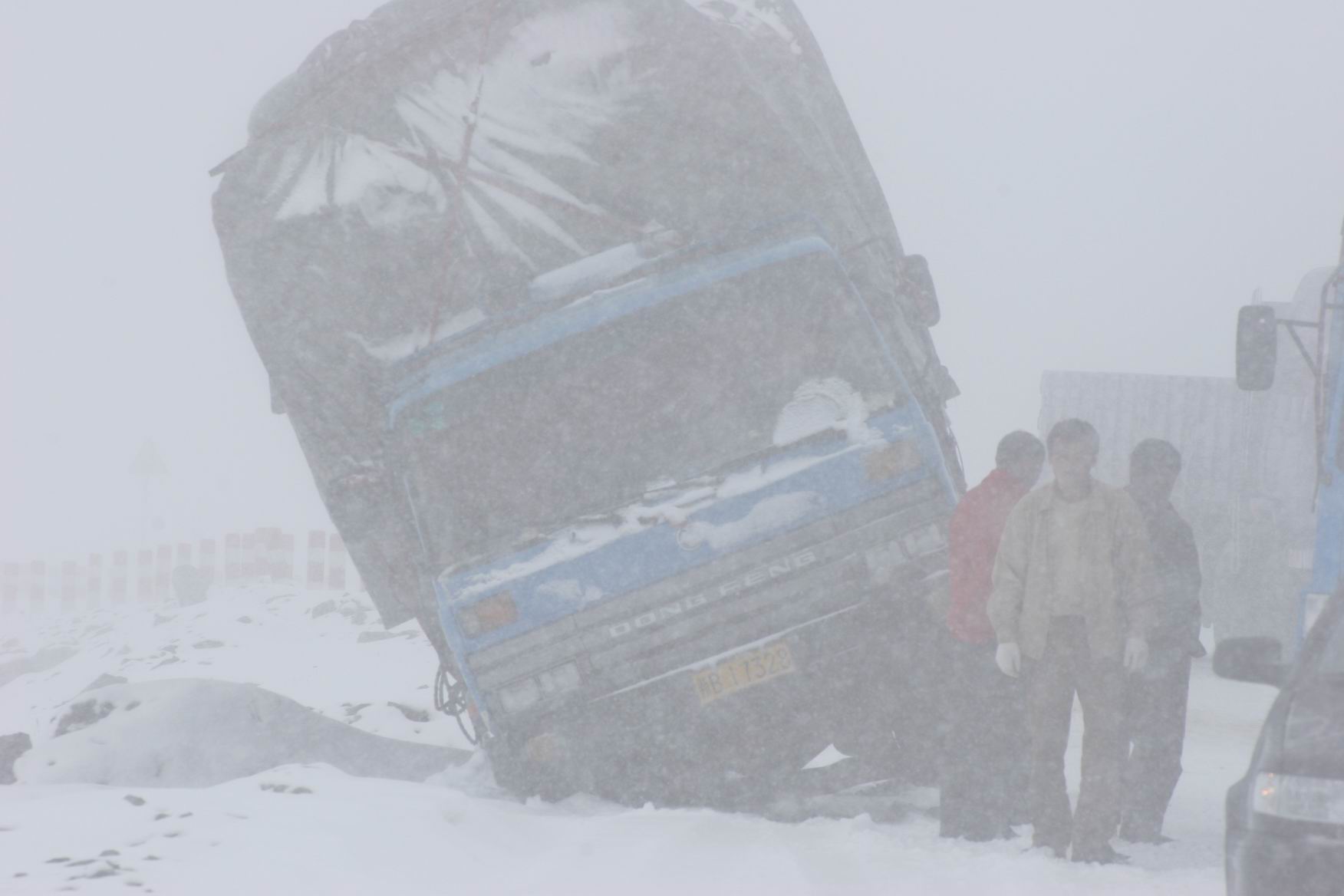 (雪中侧翻的货车)