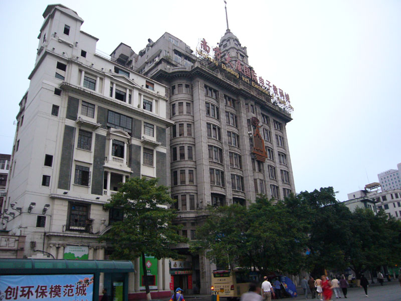 (南方大厦是广州直至七十年代未的地标建筑)