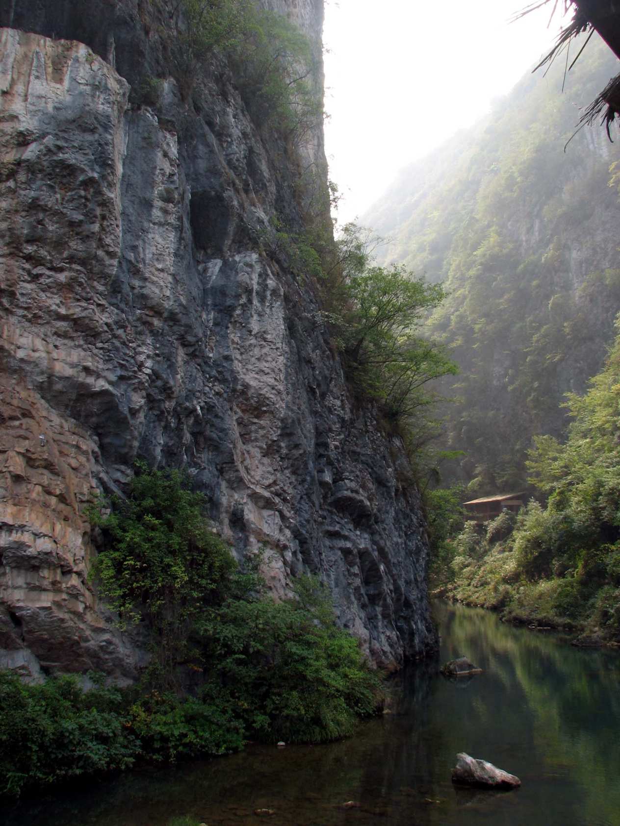 (贵阳鱼洞峡的峭壁)