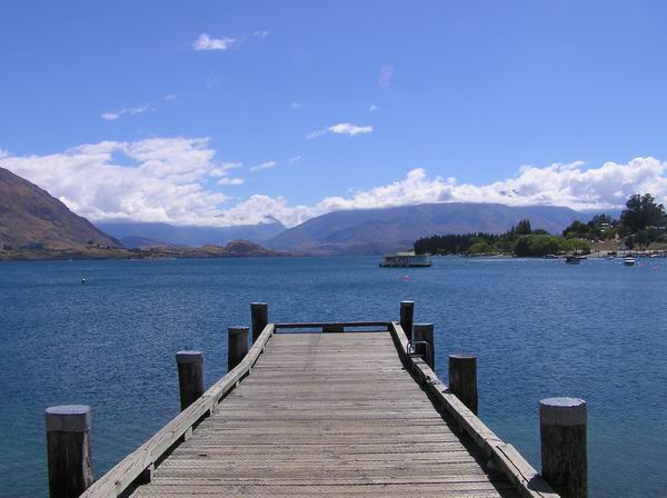(lake wanaka) 接着就去Kawarau Bungy Centre看人家笨猪跳。这里是世界上商业蹦极的发源地,很多人慕名来跳的。我们车有3个人跳了,LG也跃跃欲试,被我拉住了。那桥离河面大概有四十几米吧,看那些人跳也够惊心动魄的了,实在佩服他们的勇气。搞笑的是他们那里的洗手间门上的标志小人也是蹦极的姿势。 言归正传,下午4点终于到了依山傍水,占尽天时地利人和的Queenstown!司机Collin开着车在市中心几条街上转了好几圈,兴奋地介绍着一家家他最喜欢的饭店酒吧。我们住在山坡上的Deco