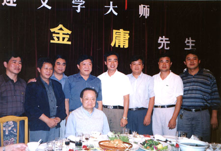 另外,2000 年中秋时节,金庸先生曾到新昌探班央视《笑傲江湖》剧组