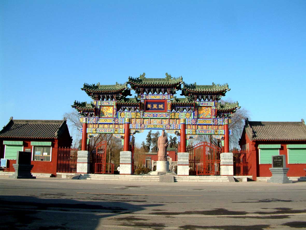 是汤阴这方水土养育出了他强健的体魄,成就了这样一位文武双全的旷世