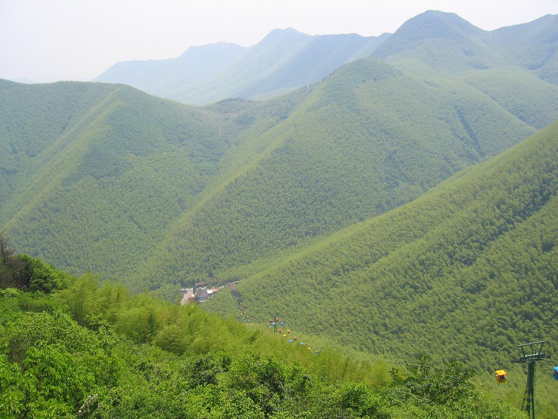 五一期间,原本想找个两日游,无奈琐事缠身,算来算去只能抽出一天时间,想去远的地方是不可能了,而且因为要和大姐、二姐及老爸老妈一起,众口难调啊,大家折衷一点,于是决定去溧阳的南山竹海。就当是呼吸呼吸新鲜空气吧。 5日一早,我们一家打头,加上大姐家一辆车,二姐家一辆车,也算是个小车队吧(这可是我们家有史以来的超豪华阵容了,要知道一共就10人哎,完全可以拼两辆车的,为了练练车技,硬是搞了三辆车)。7:50在经过机场高速收费站后集合,正式出发! 从南京到溧阳路程实在不远,不到100公里。偶老公煞不住地往前飙,直把