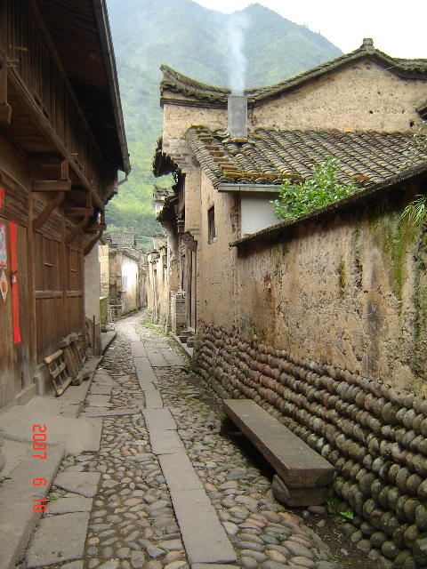 (当地特色,用卵石垒起做墙脚-独山村)