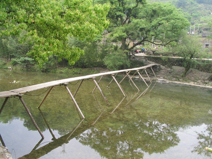 瑶河穿镇而过,河上有座木桥,有点江南"小桥流水"的意境)