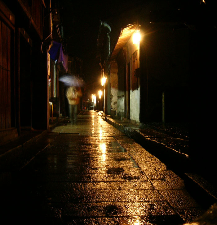 (雨夜小街行人)