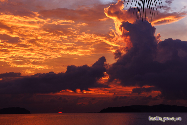 风景图片 看着太阳落下海平面,天上的云彩象各种动物在狂奔  (600x401