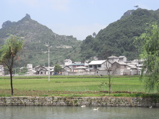 九溪村在安顺市西秀区大西桥镇,坐落在九溪汇流的河边,是屯堡文化区最