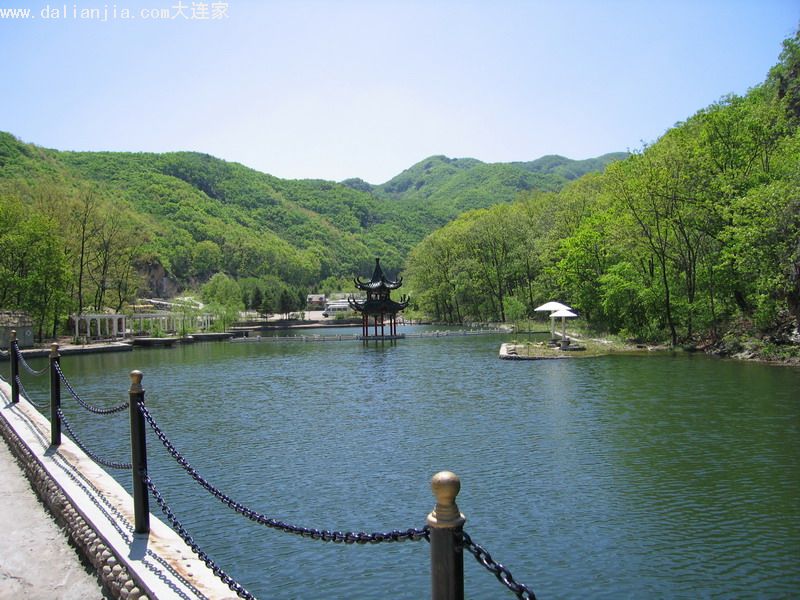 冰峪沟星海广场老虎滩极地馆圣亚海洋世界旅顺金石滩市内广场都值得一看 现在正是旅游的好季节哦!现在旅游各方面都便宜住宿了玩了门票了! 1.大连市内 滨海路:汽车中速行驶50分钟左右。 (我和朋友走过,是五一时候,风景超级好,气温也不错 还会去!值得去!徒步哦!很重要!路面一旁是层峦叠嶂的山林、一旁是峭深的岸壁和波光粼粼的大海。大连滨海路连接海之韵广场、虎滩乐园、棒槌岛、森林动物园二期,如果要徒步,只能选择一段而已 要不累哦) 洋信鳄鱼园:完全依泰国鳄鱼国模式而建,有人鳄表演和人妖歌舞表演。(75分钟) (鳄