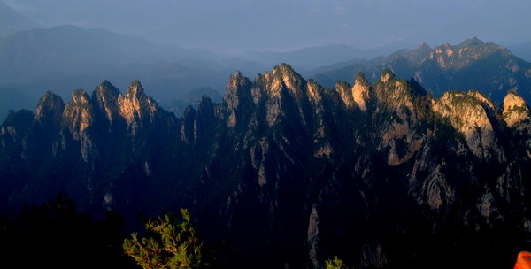 雨中登家乡的鸡角尖 难得的一次雨中登山,让我看到了它别样的美丽.