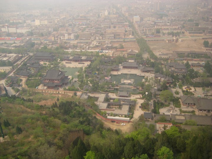 (华清池全景,我在上骊山的缆车上俯拍的,的确没必要去吧?