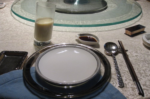 宁波 中国/餐具很精致，盛豆浆的玻璃杯杯的底部是斜的，有点意思，这里的...