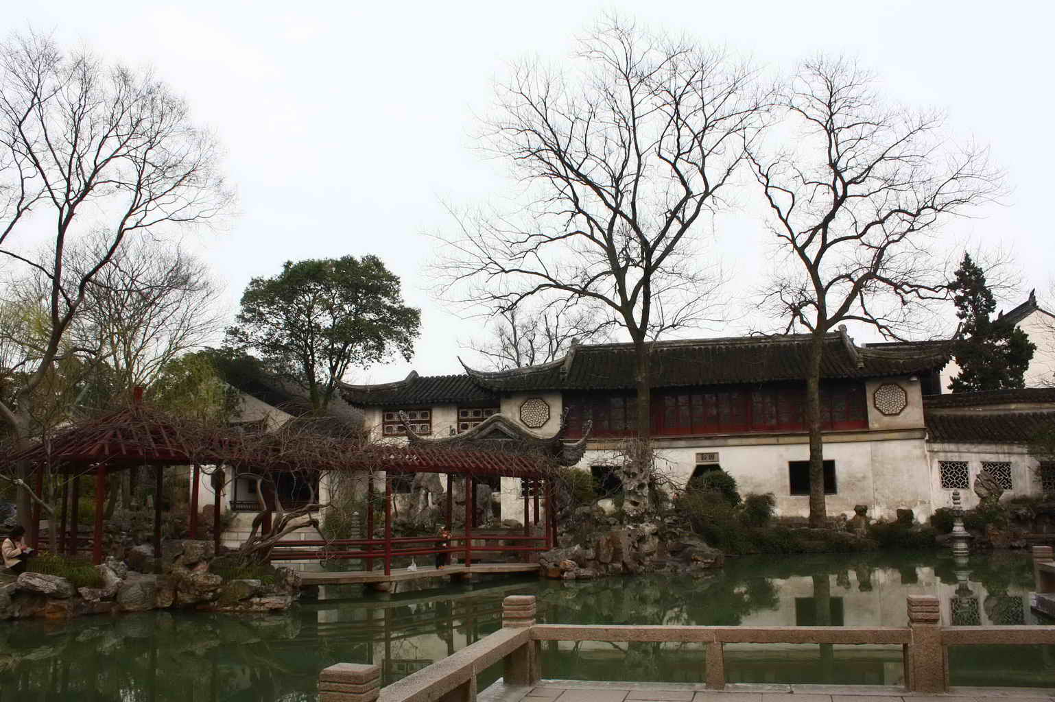 金鸡湖+西园寺+留园一日游。 事先有在携程上做功课,本来就准备直接去苏州市中心的,看到有人提到苏州市东侧的金鸡湖,想反正自驾,就去看看吧。 早上大概九点左右开始在高架上向沪宁进发的吧。上沪宁高速,在出上海市的时候付了15元,拿了张江苏卡,在苏州工业区下,离苏州市区还是有一段距离的,出口又付了15元,沿着现代大道开挺长的一段路,距离市区有段距离的荒僻的地方,有点像上海的张江,呵呵,这么说不会有人不开心吧。应该到了玲珑路大转的,我们可能开过头一条路,不过大转后也可以看到湖了(图1),用不了一个小时。我们先去了
