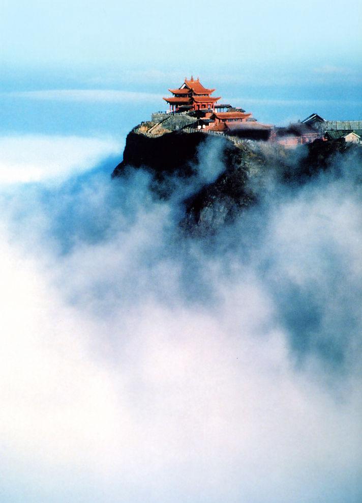 二十日早晨五点半,峨眉山的天空还是黑漆漆的,我们却为了赶六点钟开往雷洞坪的首班车而整装待发。来到峨眉山脚的游客集散中心,却早已经熙熙攘攘,这得归因于周末的缘故。换了个地陪导游,我们钻进了一辆环保中巴,驶上了海拔落差两千多米的盘山公路。 导游说峨眉山的动植物种类繁多,资源丰富。可我看窗外的植被,分明是上世纪八十年代国家大力提倡植树的产物,只有几种常见树种。但峨眉山到底是地处第二级阶梯向第一级阶梯过渡的地带,与常见的江南丘陵不同。两边的山峰千尺高,构成的V字形峡谷给人以置身笼中的感觉。随着海拔的升高,绝壁代替