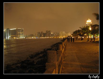 珠海很干净,道路很宽,车辆和人流却很少,沿着情侣路散步,看到很多