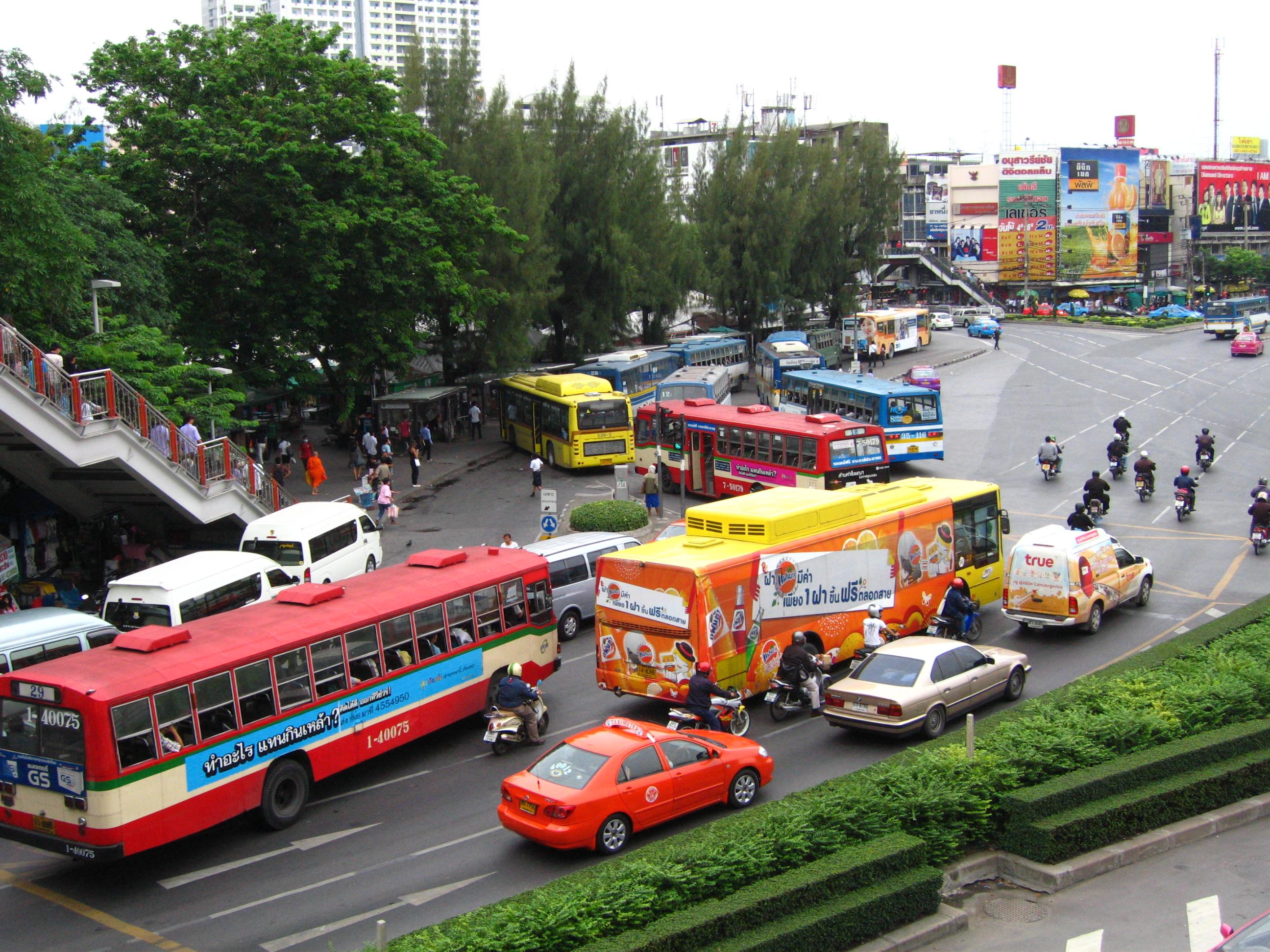 Trein botst op bus in Thailand: 20 doden - NRC