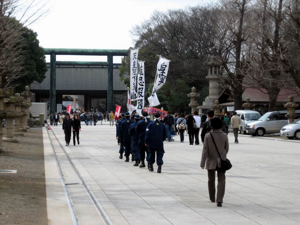 大概老天都知道,靖國神社在中國人的心目中是個什麼地位,一大早就一改