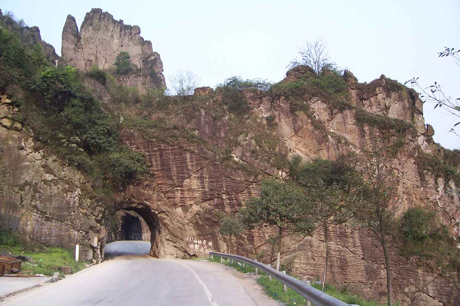 本来过年时就想开车去怀化,但是听说雪峰山极险而且山路结冰,不敢