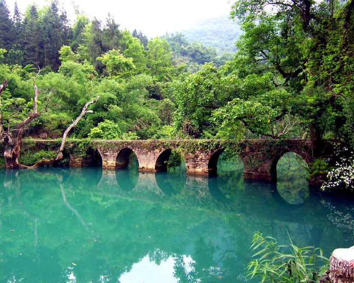 旅遊攻略 都勻旅遊攻略 > 正文 森林深處兩大片藍藍的湖水就是鴛鴦湖