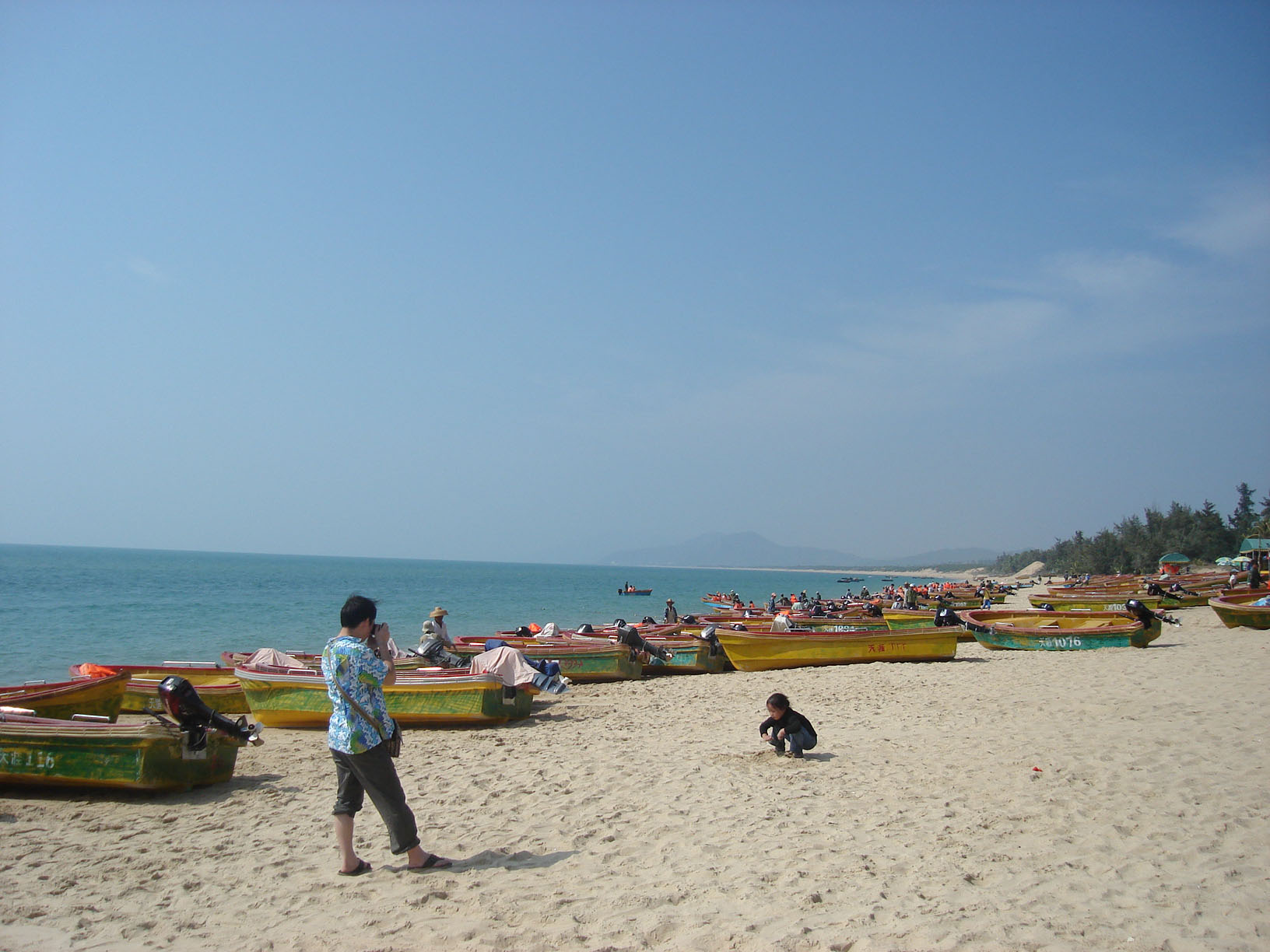 (天涯海角景區外的免費沙灘)