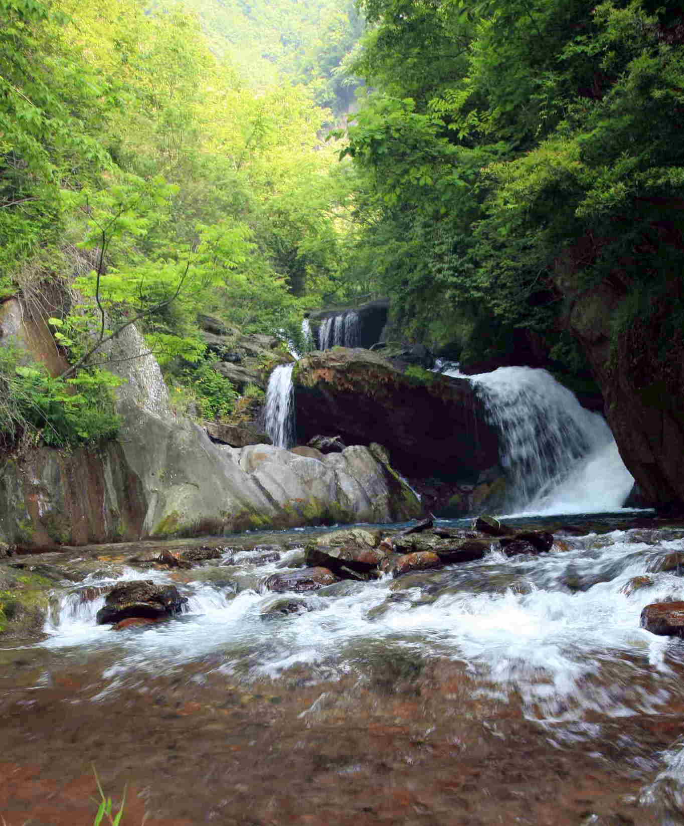 (溪水淙淙,水流潺潺)