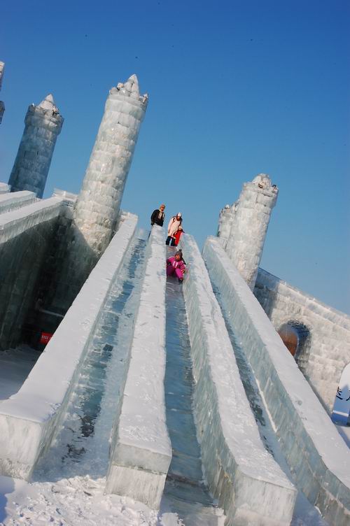 哈尔滨江边冰滑梯图片