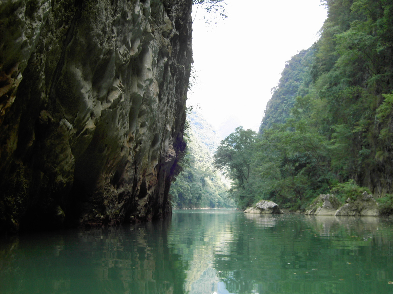 旅遊攻略 安順旅遊攻略 > 正文 紫雲格凸河穿洞風景名勝區氣候溫和