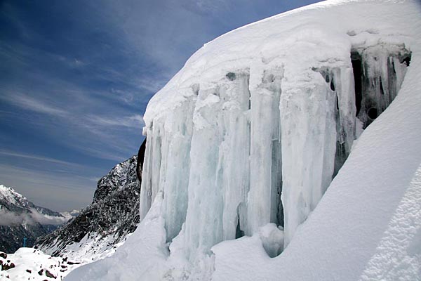 (雪已凝结成冰)